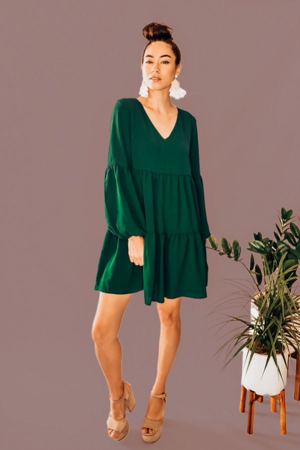 EMERALD GREEN TIERED LONG SLEEVE DRESS. VNECK WITH ELASTIC SLEEVES. 100% POLYESTER. PIPER IS 5’4 SIZE 0, WEARING SMALL. NIKI IS SIZE 14, WEARING AN XLARGE.
XS 0-2
S 4-6
M 8-10
L 10-12
XL12-14