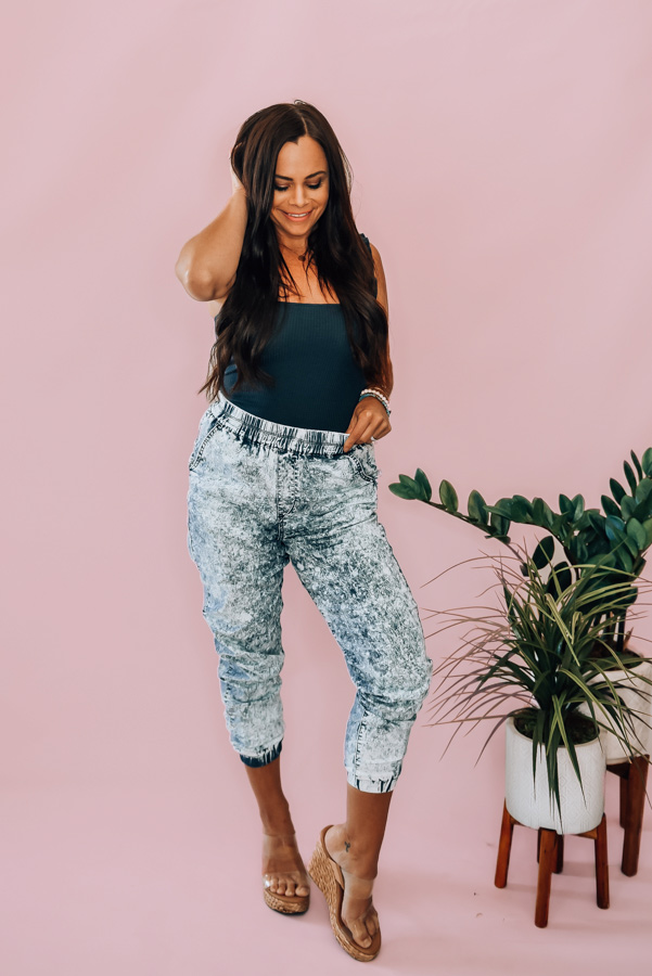ACID WASH HIGH WAISTED PANTS. ELASTIC WAIST AND BOTTOM OF PANT. 98% COTTON 2% SPANDEX. PIPER IS 5’4, SIZE 0 WEARING SMALL, STEPHANIE IS SIZE 4 WEARING SMALL. NIKI IS SIZE 14 WEARING LARGE.
SMALL 0-4
MEDIUM 6-10
LARGE 12-16
1X 16-18
2X 18-20
3X 20-22