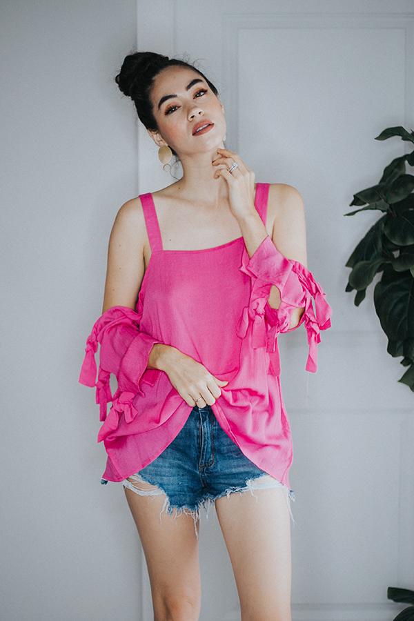 SOLID CRINKLED OPEN-SHOULDER TOP WITH A
SELF TIE DETAIL ON SLEEVES.
SLIGHTLY SHEER- WOVEN.
100% RAYON
SMALL 2-6 MEDIUM 8-10 LARGE 10-12