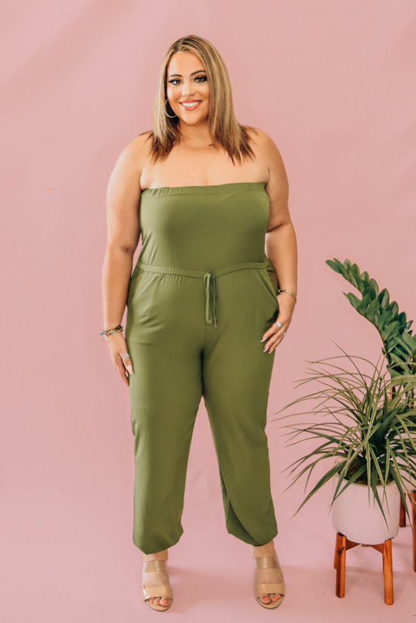 OLIVE STRAPLESS ROMPER WITH ELASTIC TOP. DRAWSTING, HIGH WAIST. 95% POLYESTER, 5% SPANDEX. STEPHANIE IS A SIZE 4, WEARING A SMALL AND NIKI IS A SIZE 14 WEARING AN XL
XS 0-2
S 4-6
M 8-10
L 10-12
XL 12-14