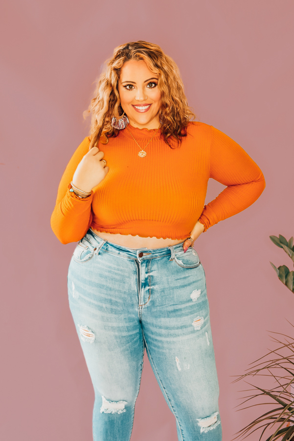 CINNAMON, LONG SLEEVE, MOCK TURTLENECK TOP. CROPPED WITH RUFFLE HEM. 94% RAYON, 6% SPANDEX. PIPER IS A SIZE 0, WEARING A SMALL. NIKI IS A SIZE 14 WEARING A LARGE.
S 0-4
M 6-10
L 10-14