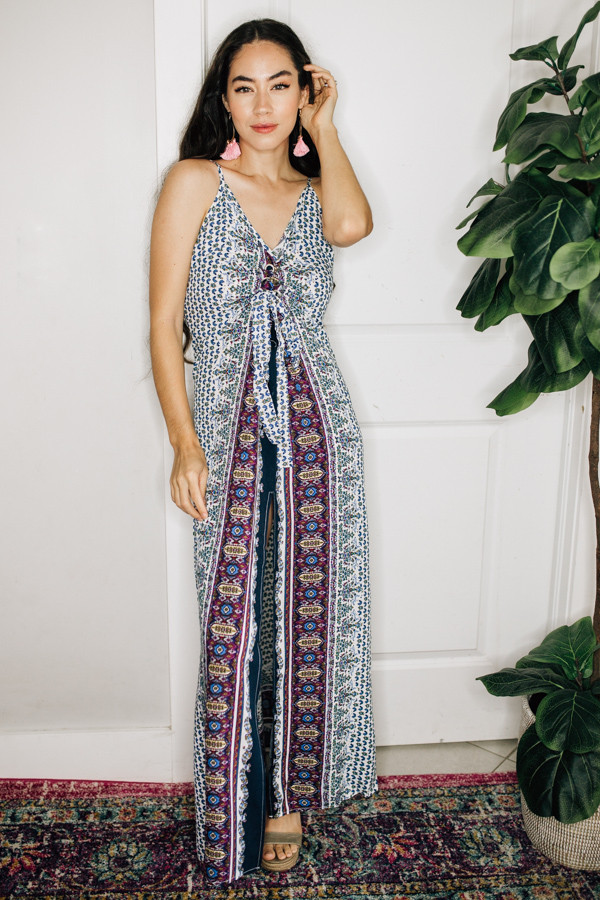 MAXI DRESS WITH SLIT, TIE FRONT
DETAIL, AND ADJUSTABLE STRAPS.
COMES IN BLUE AND RED.
55% COTTON, 45% RAYON.
SMALL 0-4
MEDIUM 6-10
LARGE 12-16