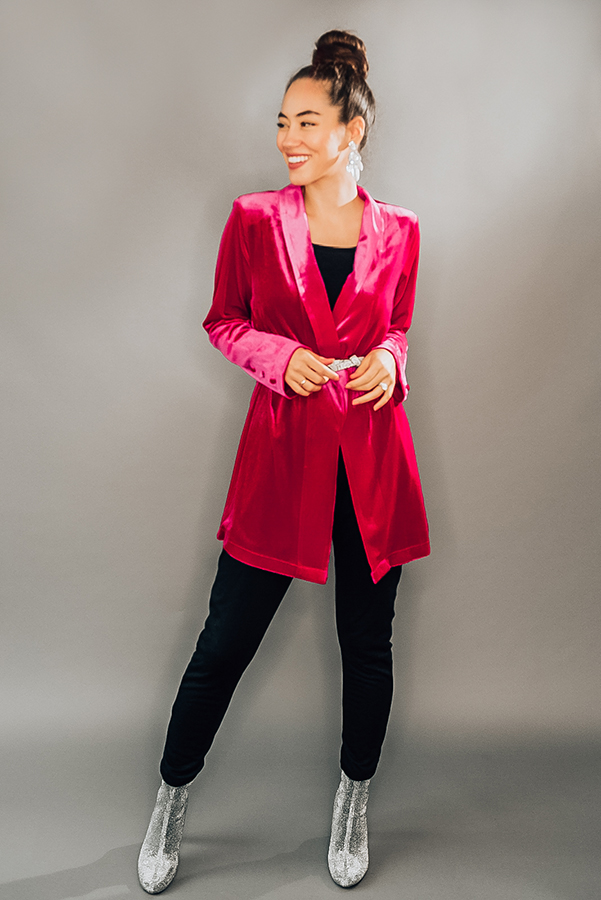 VELVET BLAZER. MAGENTA COLOR WITH BUTTON DETAIL ON SLEEVES. PIPER IS A SIZE 0 AND WEARING A SMALL. NIKI IS A SIZE 14 AND WEARING A L.
95% POLYESTER 5% SPANDEX
X-SMALL 0-2
SMALL 4-6
MEDIUM 8-10
LARGE 12-14
X-LARGE 16-18