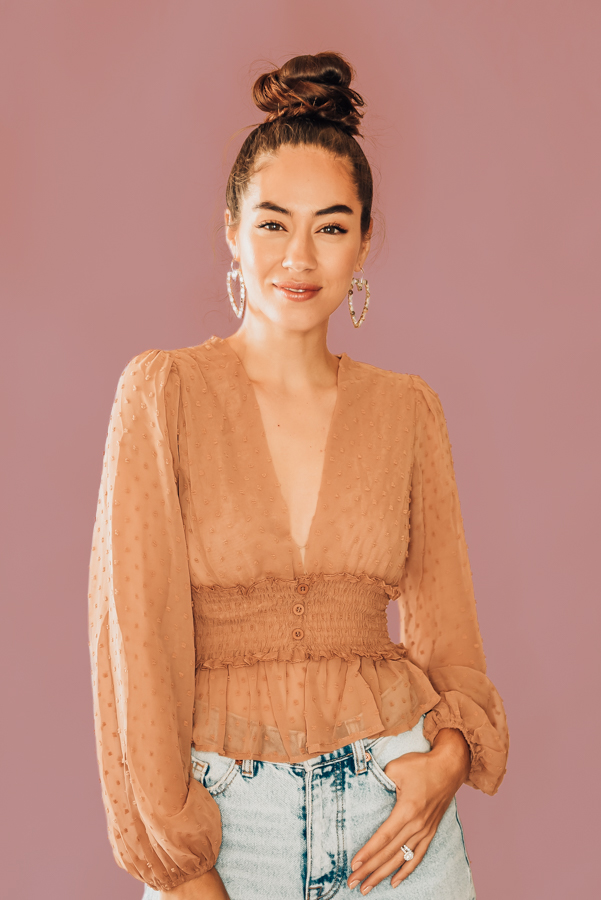 TAN, POLKA DOT, SHEER PLUNGE BLOUSE. CROPPED, RUFFLE BOTTOM, CINCHED SLEEVES, RUCHING, FAUX BUTTON MID SECTION. COMES IN TWO COLORS, TAN & BLACK. 100% POLYESTER. PIPER IS 5’4 SIZE 0, WEARING SMALL. STEPHANIE IS SIZE 4, WEARING SMALL.
S 0-4
M 4-8
L 8-12