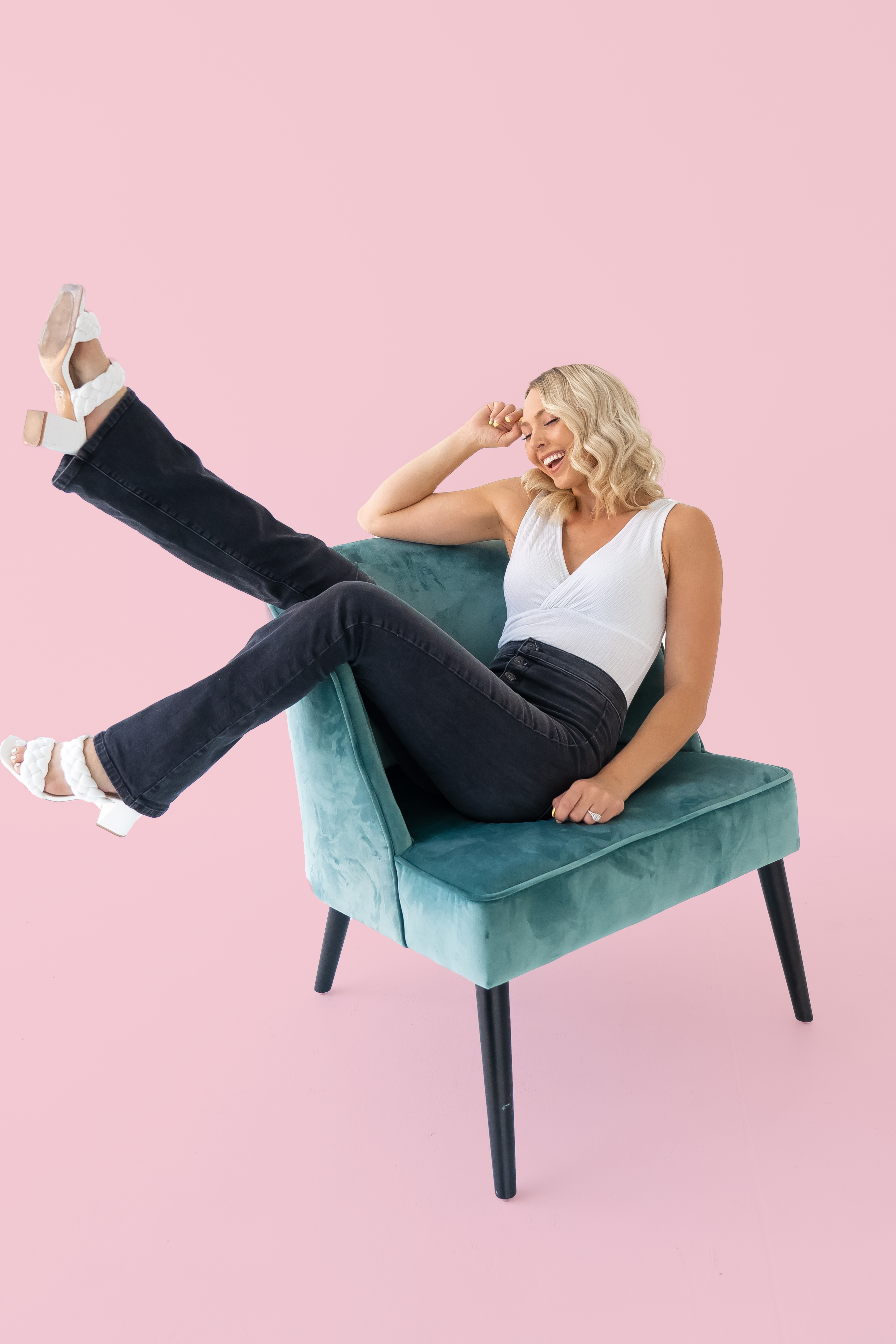 High waisted, no zipper/button fly, flare jeans. A dark grey, light black wash. Amanda is 5’7, size 2 wearing size 26. Dallan is 5’5, size 4/6 wearing size 27. 73% cotton, 14% rayon, 11% polyester and 2% spandex.