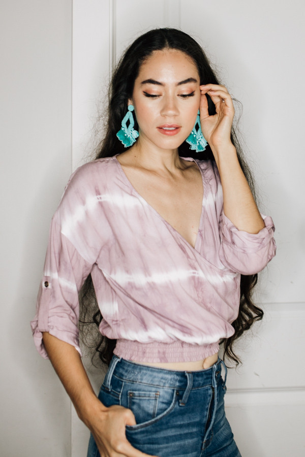 LAVENDER TIE-DYE V-NECK WRAP TOP WITH
ELASTIC WAIST AND CUFFED 3/4 SLEEVES.
100% POLYESTER.
X-SMALL 0-2
SMALL 4-6
MEDIUM 8-10
LARGE 12-14
X-LARGE 16-18