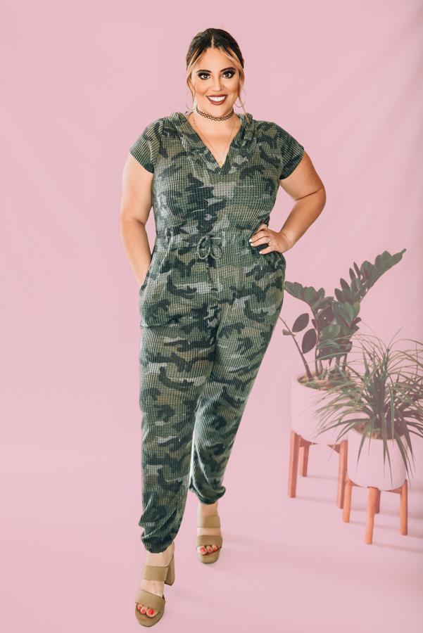 MADE IN USA. OVERSIZED SHORT SLEEVED CAMO JUMPER WITH ELASTIC ON ANKLES, TIE WAIST AND HOOD. AMANDA IS A SIZE 2, WEARING A SMALL. NIKI IS A SIZE 14, WEARING AN XL.
XS 0-4
S 4-8
M 8-12
L 12-16
XL 16-18