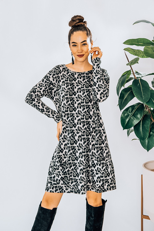 GRAY LEOPARD PRINT, LONG SLEEVE MIDI DRESS.
MODEL INFO: PIPER – 5’5”, SIZE 0, WEARING A SMALL. NIKI – 5’4”, SIZE 14, WEARING A LARGE.
95% POLYESTER 5% SPANDEX
X-SMALL 0-2
SMALL 4-6
MEDIUM 6-8
LARGE 10-12
X-LARGE 12-14