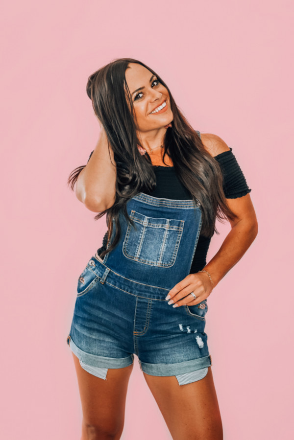 DENIM OVERALL SHORTS. FIVE POCKETS ON THE SHORTS AND A BIB POCKET.CUFFED HEM, BELT LOOPS, AND HIGH-POLISHED BUTTONS/HARDWARE. 75% COTTON, 20% POLYESTER, 3% RAYON AND 2% SPANDEX. STEPHANIE IS 5’1, SIZE 4 WEARING A SMALL.
S 0-4
M 4-8
L 8-12