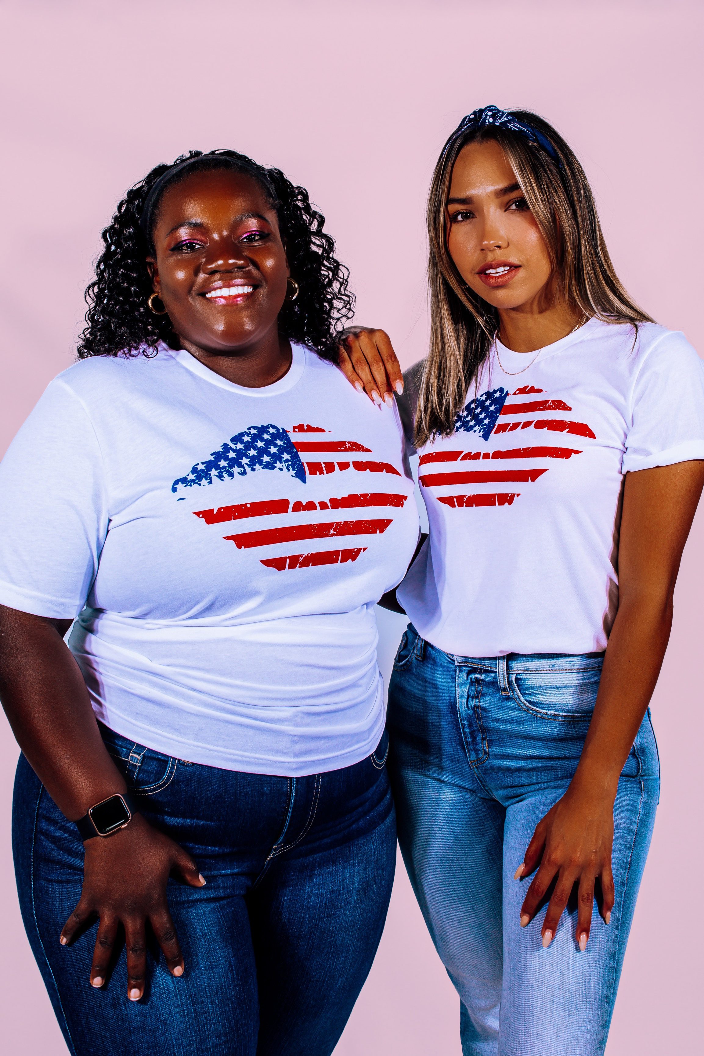 WHITE TEE. SUPER SOFT MATERIAL. AMERICAN FLAG LIPS GRAPHIC. 52% COTTON 48% POLYESTER. AMANDA IS 5’7” A SIZE 2, WEARING A SMALL. FRANCELINE IS A SIZE 16, BUST 40, WEARING XXL. DALLAN IS 5’7” SIZE 4/6 WEARING SMALL. STEPHANIE IS 5’4” SIZE 4 WEARING SMALL.