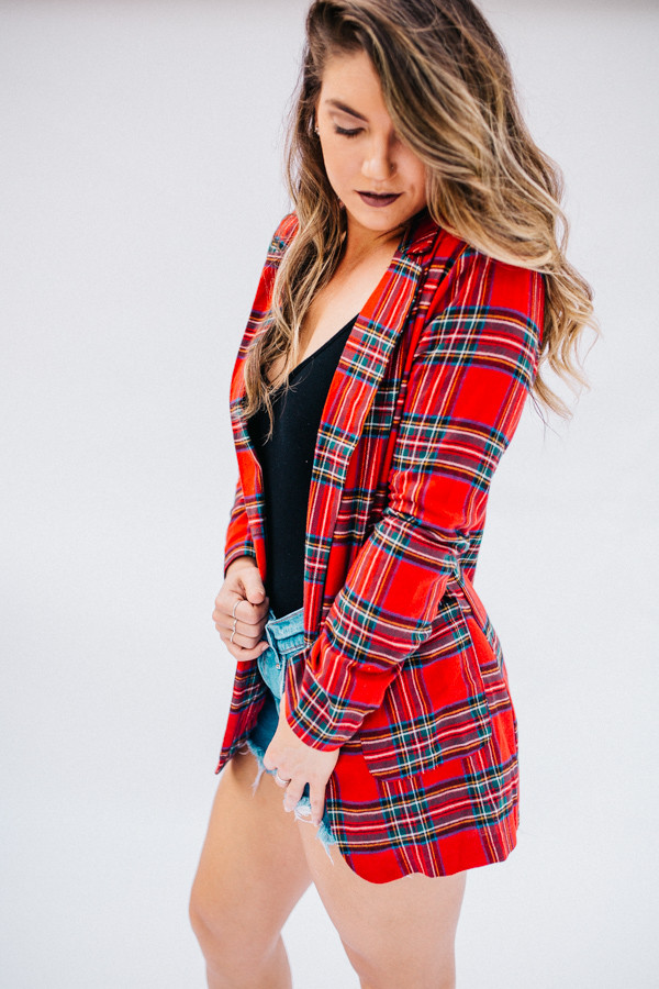 RED PLAID BLAZER WITH
SHOULDER PADS AND POCKETS.
100% COTTON.
X-SMALL 0-2
SMALL 4-6
MEDIUM 8-10
LARGE 12-14
X-LARGE 16-18