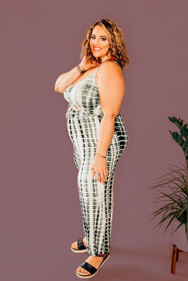 REVAMPED: +2 INCHES IN LENGTH AND REINFORCED STRAPS. BLACK TIE DYE JUMPER, CINCHED AND CUTOUT FRONT, ADJUSTABLE STRAPS. AVAILABLE IN BLACK OR TAN. 100% RAYON. PIPER IS SIZE 0, WEARING SMALL. NIKI IS SIZE 14 WEARING XL.
XS 0-2
S 4-6
M 8-10
L 12-14
XL 14-16