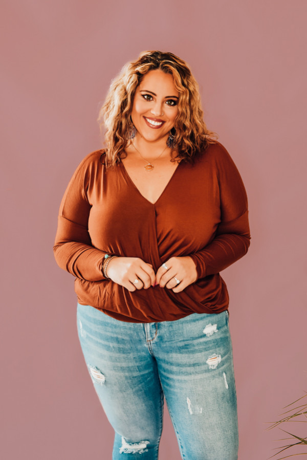 HAZELNUT, LONG SLEEVED, FLOWY SURPLICE TOP. AVAILABLE IN TWO COLORS, HAZELNUT AND WHITE. 95% RAYON, 5% SPANDEX. PIPER IS 5’4 SIZE 0, WEARING SMALL. NIKI IS SIZE 14, WEARING A LARGE. COMES IN TWO COLORS, HAZELNUT AND WHITE
S 0-6
M 6-12
L 12-16