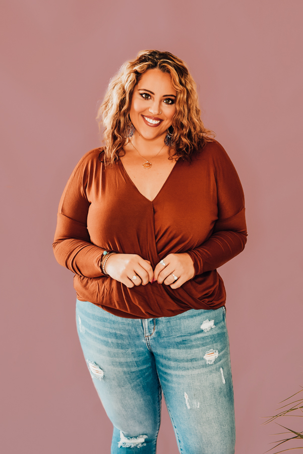 HAZELNUT, LONG SLEEVED, FLOWY SURPLICE TOP. AVAILABLE IN TWO COLORS, HAZELNUT AND WHITE. 95% RAYON, 5% SPANDEX. PIPER IS 5’4 SIZE 0, WEARING SMALL. NIKI IS SIZE 14, WEARING A LARGE. COMES IN TWO COLORS, HAZELNUT AND WHITE
S 0-6
M 6-12
L 12-16