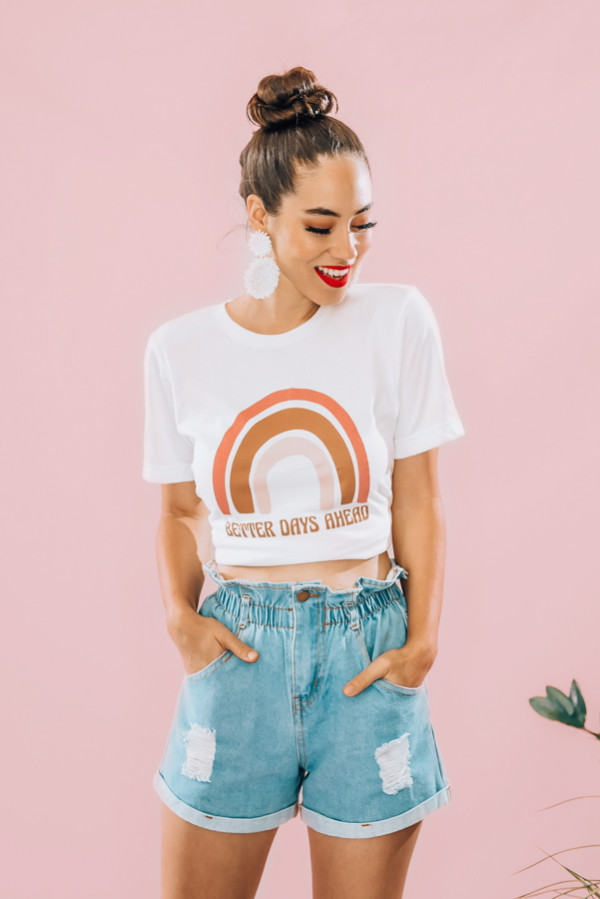“BETTER DAYS AHEAD” GRAPHIC TEE. 52% COTTON, 48% POLYESTER. PIPER IS 5’4 SIZE 0, WEARING SMALL. NIKI IS SIZE 14, WEARING AN XL.
XS 0-2
S 4-6
M 8-10
L 12-14
XL 14-16