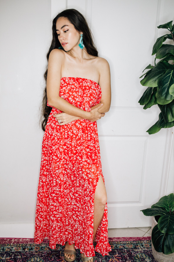 STRAPLESS RUFFLE DRESS WITH SLIT
AND TIE AROUND WAIST.
100% POLYESTER.
XS 0-2
SMALL 4-6
MEDIUM 8-10
LARGE 12-14
X-LARGE 16-18