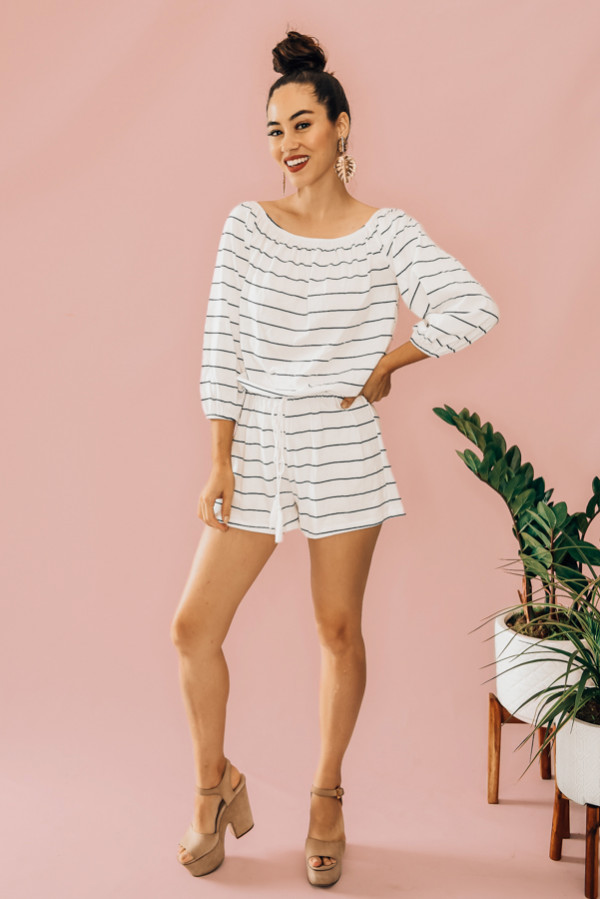 WHITE AND BLACK STRIPED ROMPER. OFF THE SHOULDER TOP, DRAWSTRING WAIST, LONG SLEEVE. 95% POLYESTER, 5% SPANDEX. PIPER IS 5’4 SIZE 0, WEARING SMALL AND NIKI IS A SIZE 14 WEARING AN XL
XS 0-2
S 4-6
M 8-10
L 12-14
XL 14-16