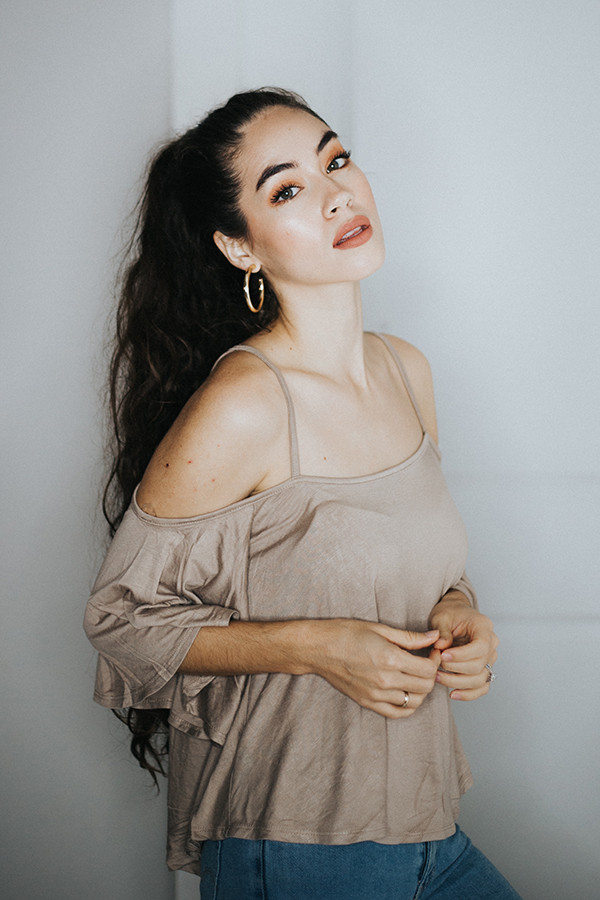 STRAPPY TOP. A LITTLE SHORTER IN THE WAIST. SOFT FABRIC THAT ALLOWS FOR A FLOWY LOOK. AVAILABLE IN TWO COLORS, OLIVE GREEN AND TAN.