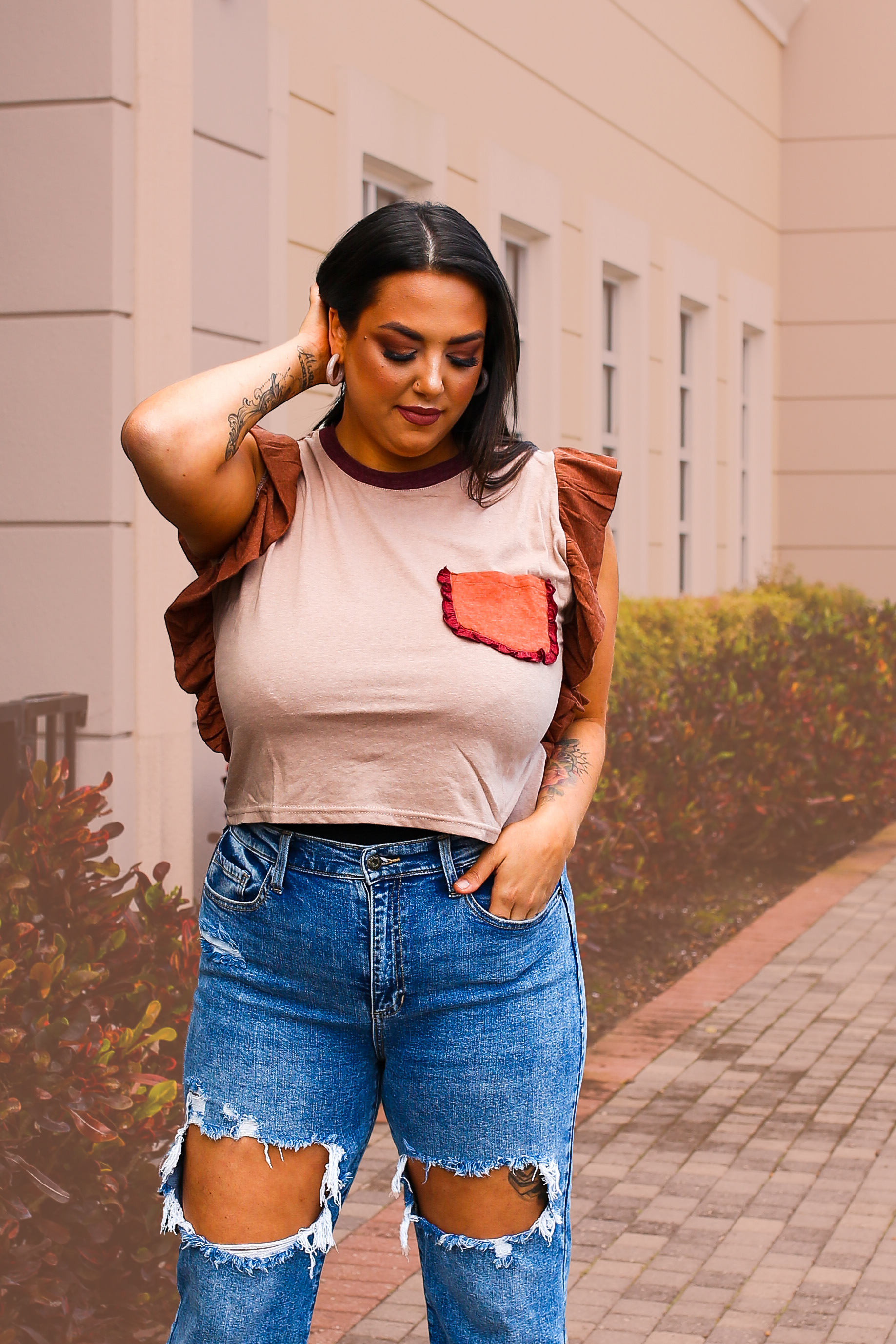 SOFT AND STRETCHY TOP IN VARYING SHADES OF BROWN. RUFFLE CAP SLEEVES, CHEST POCKET DETAIL. SEMI-CROPPED FIT. 100% COTTON. AMANDA IS 5’7 SIZE 2, WEARING A SMALL. GABBY IS A SIZE 12 WEARING LARGE.
S 0-4
M 4-8
L 8-12