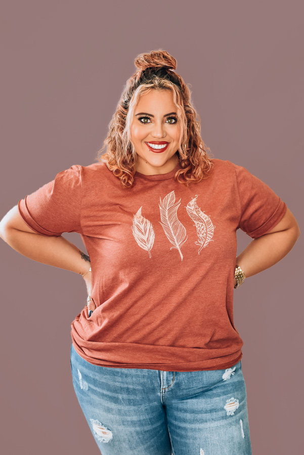 RUST COLORED, FEATHER GRAPHIC TEE.UNISEX FIT. 99% COTTON, 1% POLY. AMANDA IS 5’6” SIZE 2, WEARING A SMALL.STEPHANIE IS A SIZE 4, WEARING A SIZE S. NIKI IS SIZE 14 WEARING AN XLARGE.
S 0-4
M 4-8
L 8-12
XL 12-16