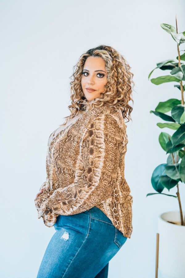 SURPLICE TOP WITH CLASP, RUFFLE DETAIL AT SLEEVE. BROWN SNAKESKIN PRINT. MODEL INFO: STEPHANIE – SIZE 4, 5’1”, WEARING A SMALL. NIKI – SIZE 14, 5’4”, WEARING XL - SNUG FIT
100% POLYESTER
X-SMALL 0-2
SMALL 4-6
MEDIUM 6-8
LARGE 10-12
X-LARGE 12-14