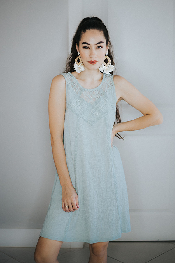 SLEEVELESS GEO LACE INSERT KNIT TUNIC/DRESS IN MINT. CROCHET DETAIL, KEYHOLE BACK WITH BUTTON, LOOSE FIT.
65% COTTON 30% POLY 5% SPANDEX
SMALL 4-6 MEDIUM 8-10 LARGE 12-14