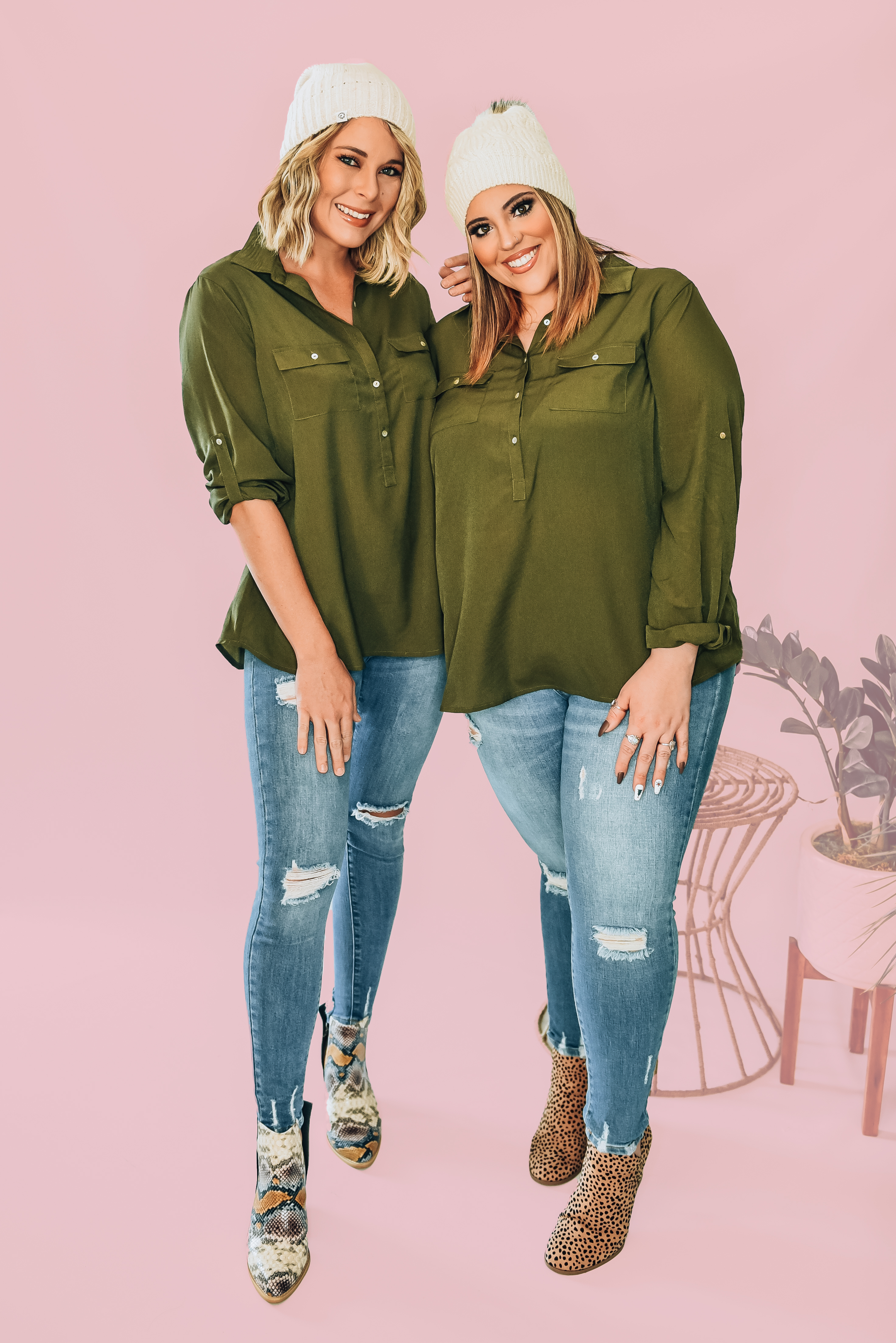 OLIVE GREEN BUTTON UP BLOUSE WITH BUTTON CUFFS. 100% POLYESTER. AMANDA IS 5’6” SIZE 2, WEARING A SMALL. NIKI IS A SIZE 14, WEARING AN XL.
XS 0-2
S 4-6
M 8-10
L 10-12
XL 12-14