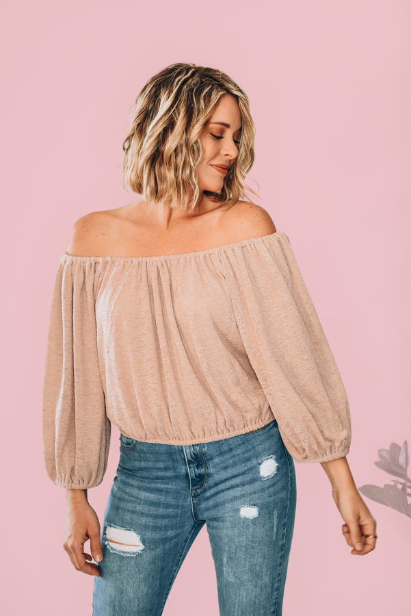VERY STRETCHY ELASTIC ON TOP, BOTTOM AND SLEEVES. CAN BE WORN OFF THE SHOULDER. SLIGHTLY CROPPED AND FLOWY SLEEVES. 95% POLYESTER, 5% SPANDEX. AMANDA IS 5’7 SIZE 2, WEARING SMALL. NIKI IS 5’3 SIZE 14 WEARING XLARGE.
XS 0-2
S 4-6
M 8-10
L 12-14
XL 14-16