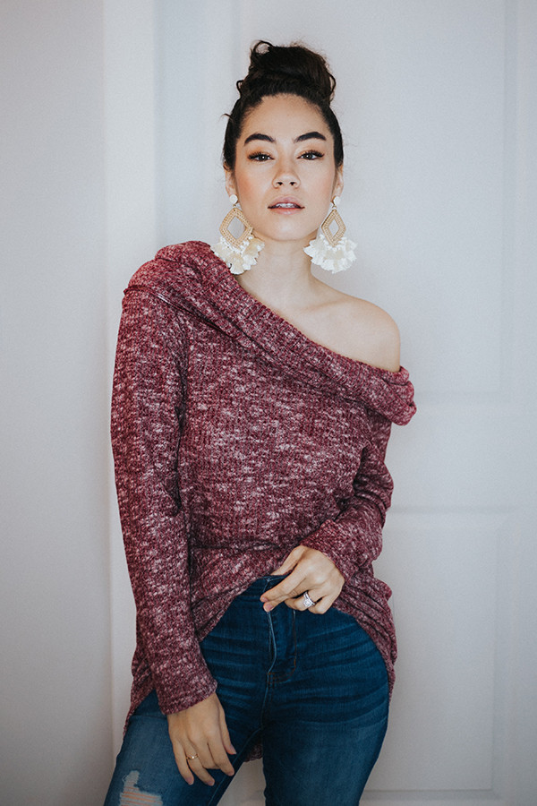 OFF THE SHOULDER LONG SLEEVE KNIT TOP. 52% POLY 43% RAYON 5% SPANDEX
COMES IN BURGUNDY AND DENIM BLUE
SMALL 4-8 MEDIUM 10-12 LARGE 14-16