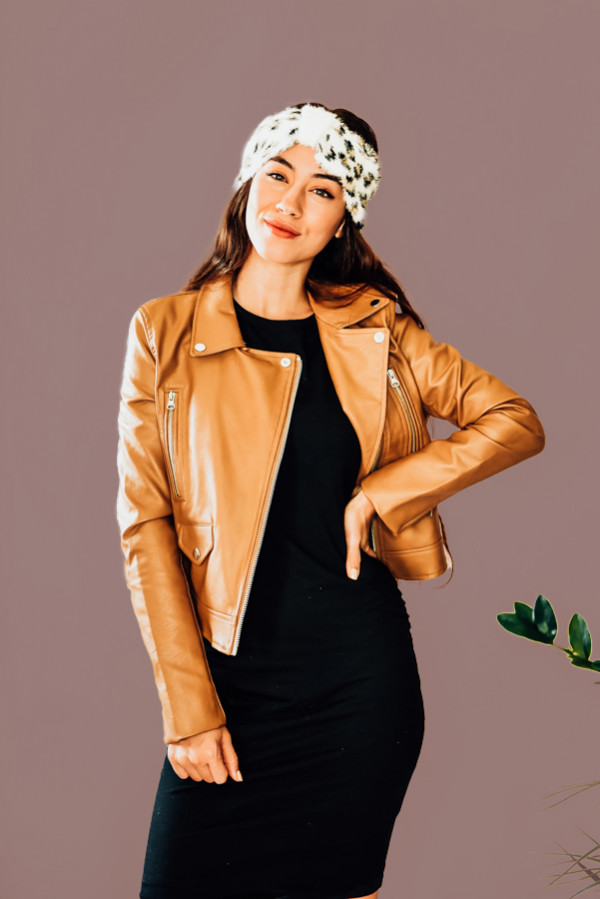 DEAN – CAMEL – LEATHER JACKET
SLIMMER FITTING, CAMEL COLORED FAUX LEATHER JACKET. SILVER HARDWARE, FUNCTIONAL POCKETS. 100% POLYURATHANE, WITH 100% POLYESTER LINING. PIPER IS SIZE 0, WEARING SMALL.
S 0-2
M 4-6
L 8-10