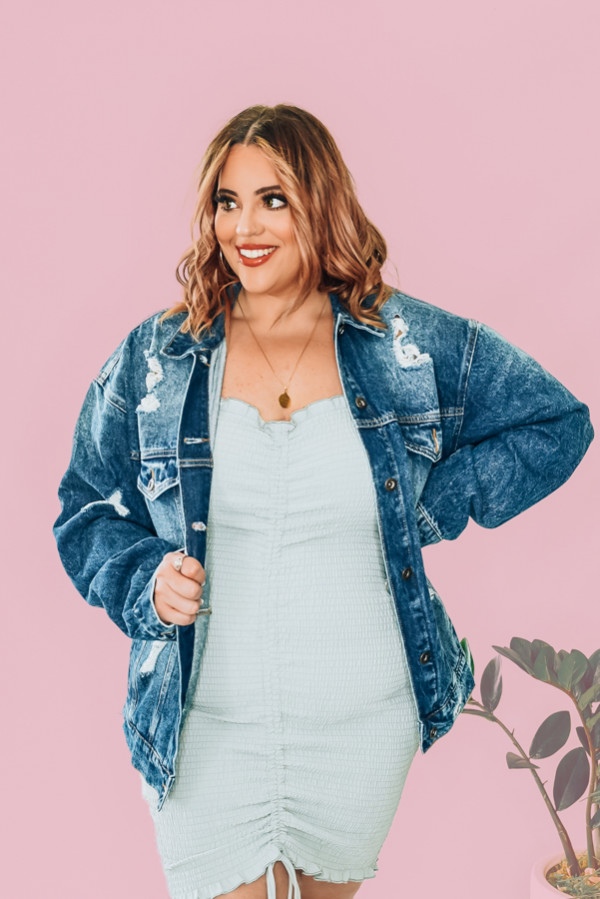 OVERSIZED FIT FEATURING DISTRESSING ON FRONT, SLEEVES AND BACK. SUPERIOR DENIM FABRIC. FUNCTIONAL SIDE AND CHEST POCKETS. 100% COTTON. STEPHANIE IS A SIZE 4, WEARING A SMALL. NIKI IS A SIZE 14, WEARING A LARGE.
S 0-6
M 6-12
L 12-18