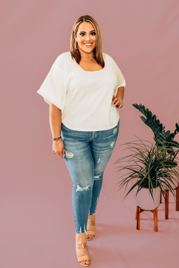 WHITE, SCOOP NECK, SHORT SLEEVED, SLOUCHY SHIRT. 95% POLYESTER, 5% SPANDEX. PIPER IS SIZE 0, WEARING A SMALL, STEPHANIE IS A SIZE 4 WEARING A SMALL, NIKI IS SIZE 14 WEARING AN XLARGE.
XS 0-4
S 4-8
M 8-12
L 12-16
XL 16-20
