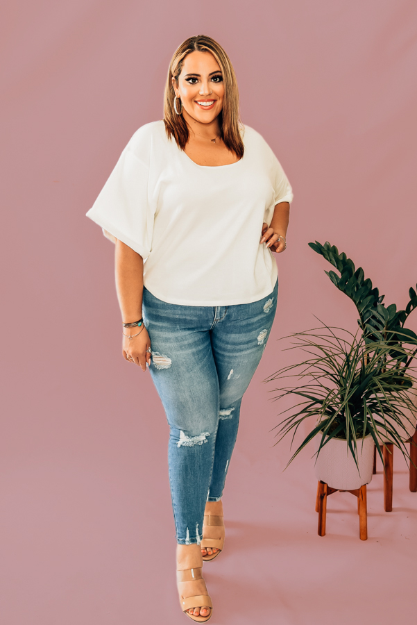 WHITE, SCOOP NECK, SHORT SLEEVED, SLOUCHY SHIRT. 95% POLYESTER, 5% SPANDEX. PIPER IS SIZE 0, WEARING A SMALL, STEPHANIE IS A SIZE 4 WEARING A SMALL, NIKI IS SIZE 14 WEARING AN XLARGE.
XS 0-4
S 4-8
M 8-12
L 12-16
XL 16-20
