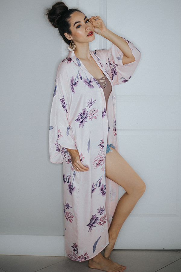 PINK WITH FLOWER PRINT KIMONO. MID LEG LENGTH. 100% POLYESTER. SOFT SILKY FEEL.
SMALL 2-8 MEDIUM 10-16 LARGE 18-24