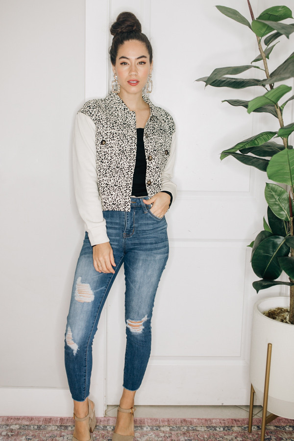 LEOPARD PRINT, BUTTON UP
JACKET WITH CREAM SLEEVES.
95% POLYESTER, 5% SPANDEX
X-SMALL 0-2
SMALL 4-6
MEDIUM 8-10
LARGE 12-14
X-LARGE 16-18