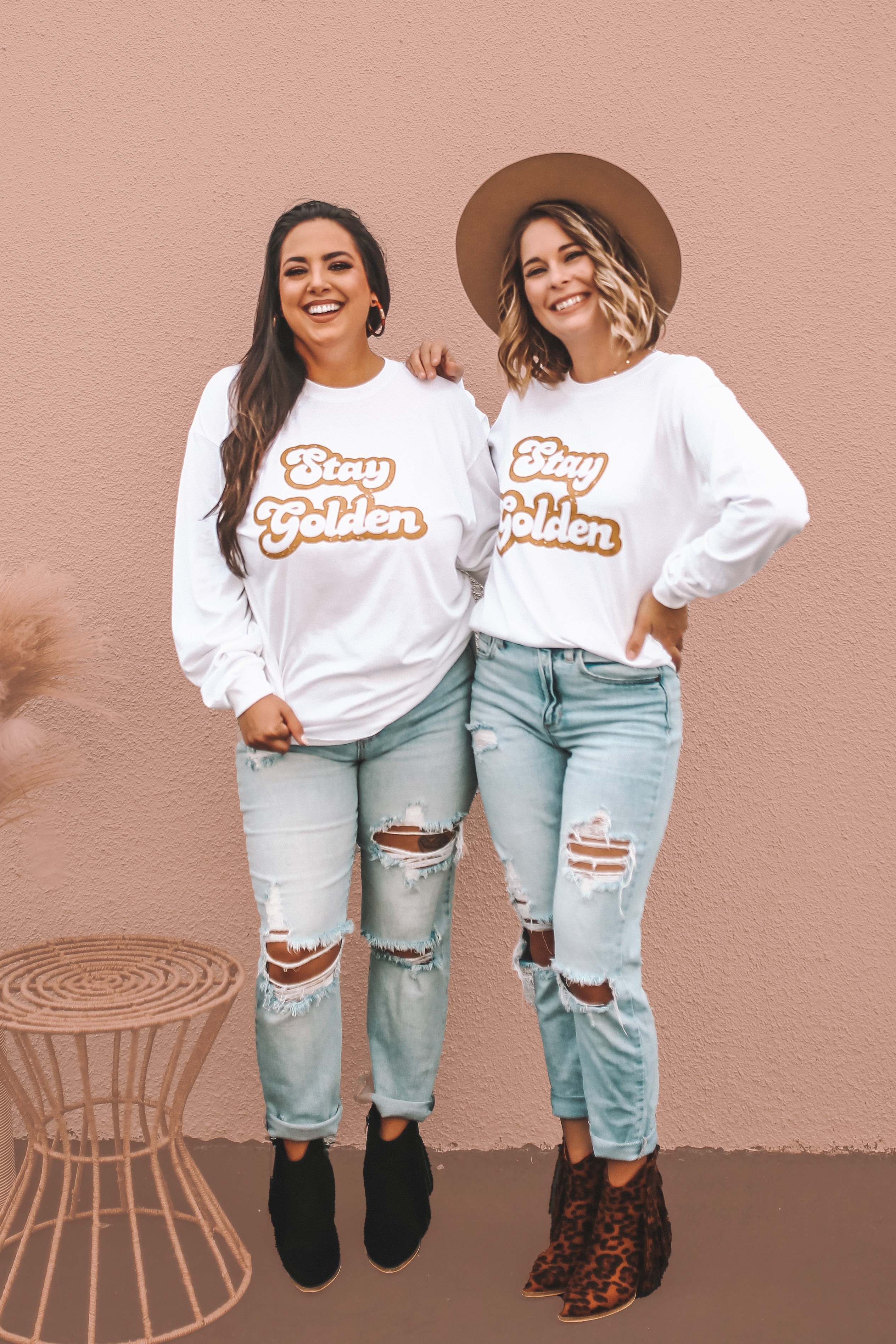 MAVERICK EXCLUSIVE! WHITE UNISEX LONG SLEEVE TEE. GOLD “STAY GOLDEN” GRAPHIC. 100% COTTON. AMANDA IS 5’7 SIZE 2, WEARING MEDIUM. GABBY IS 5’8” A SIZE 12 WEARING A LARGE FOR OVERSIZED LOOKS.
S 0-4
M 4-8
L 8-12
XL 12-16
XXL 16-18