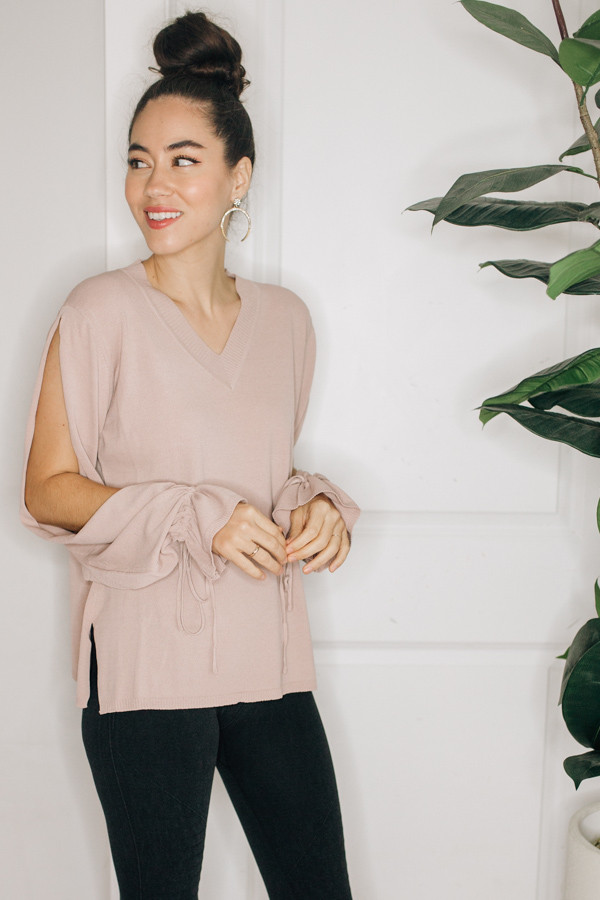 LONG SLEEVE V-NECK WITH OPEN
ARMS AND TIE SLEEVES.
65% RAYON, 35% NYLON.
SMALL 0-4
MEDIUM 6-10
LARGE 12-14