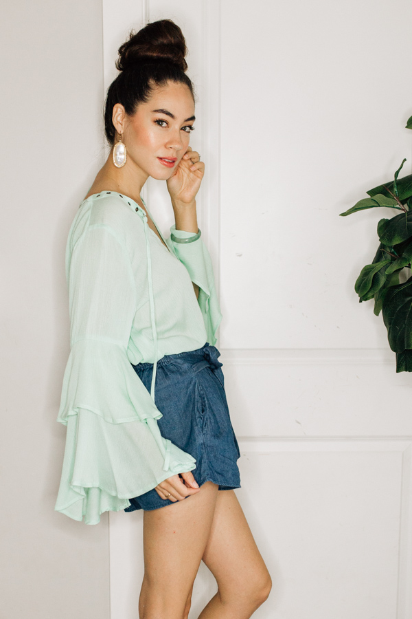 TOP WITH FLOWY, RUFFLED BELL SLEEVES.
COMES IN APPLE GREEN AND PEACH.
100% POLYESTER.
SMALL 2-4
MEDIUM 8-8
LARGE 10-12