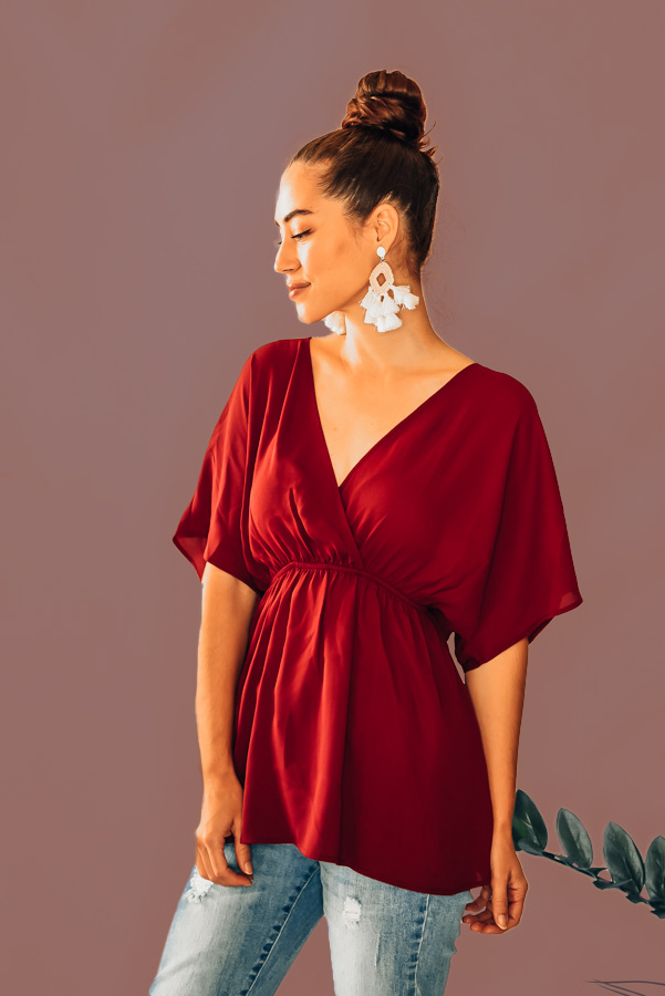 BURGUNDY, DEEP V-NECK, SURPLICE TOP. ELASTIC, FITTED WAIST WITH A FLOWY BODY. AVAILABLE IN TWO COLORS – BURGUNDY AND CREAM. 100% POLYESTER. PIPER IS SIZE 0, WEARING SMALL. NIKI IS SIZE 14 WEARING XLARGE.
XS 0-2
S 4-6
M 8-10
L 12-14
XL 14-16