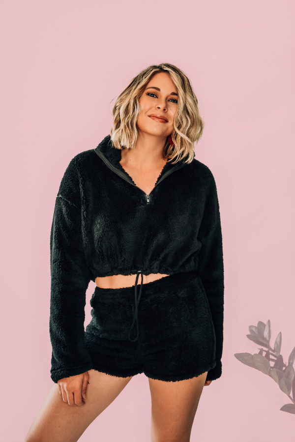 BLACK FLEECE LOUNGE SET. QUARTER ZIP UP, ELASTIC CUFFS, SEMI CROPPED TOP, ADJUSTBALE TIE ON BOTTOM OF JACKET. AVAILABLE IN BLACK AND BROWN. 100% POLYESTER. AMANDA IS SIZE 2, WEARING A SMALL.
S 0-4
M 4-8
L 8-12