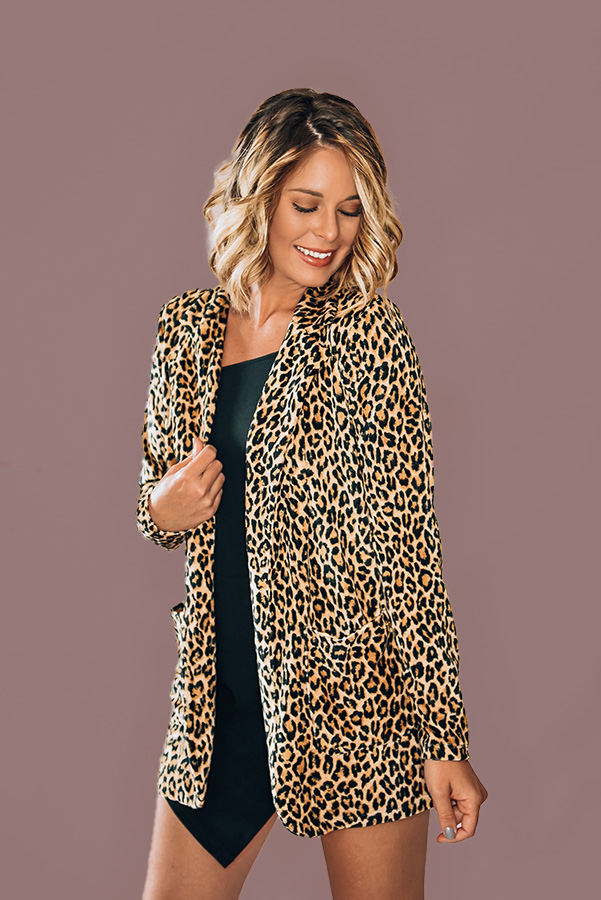 OVERSIZED LEOPARD CORDUROY BLAZER. 95% POLYESTER, 5% SPANDEX. AMANDA IS 5’6” SIZE 2, WEARING A SMALL. STEPHANIE IS A SIZE 4, WEARING A SMALL. NIKI IS SIZE 14 WEARING AN XLARGE.
XS 0-2
S 4-6
M 8-10
L 10-12
XL 12-14