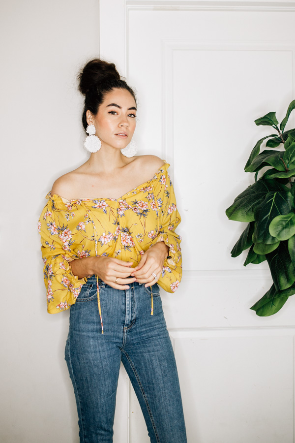 YELLOW LONG SLEEVE OFF SHOULDER RUFFLED FLORAL BLOUSE. TIES AT THE NECKLINE.
HAS ELASTIC ON HEMLINE AND SLEEVE.
100% RAYON
SMALL- 2-6
MEDIUM- 8-12
LARGE- 14-16