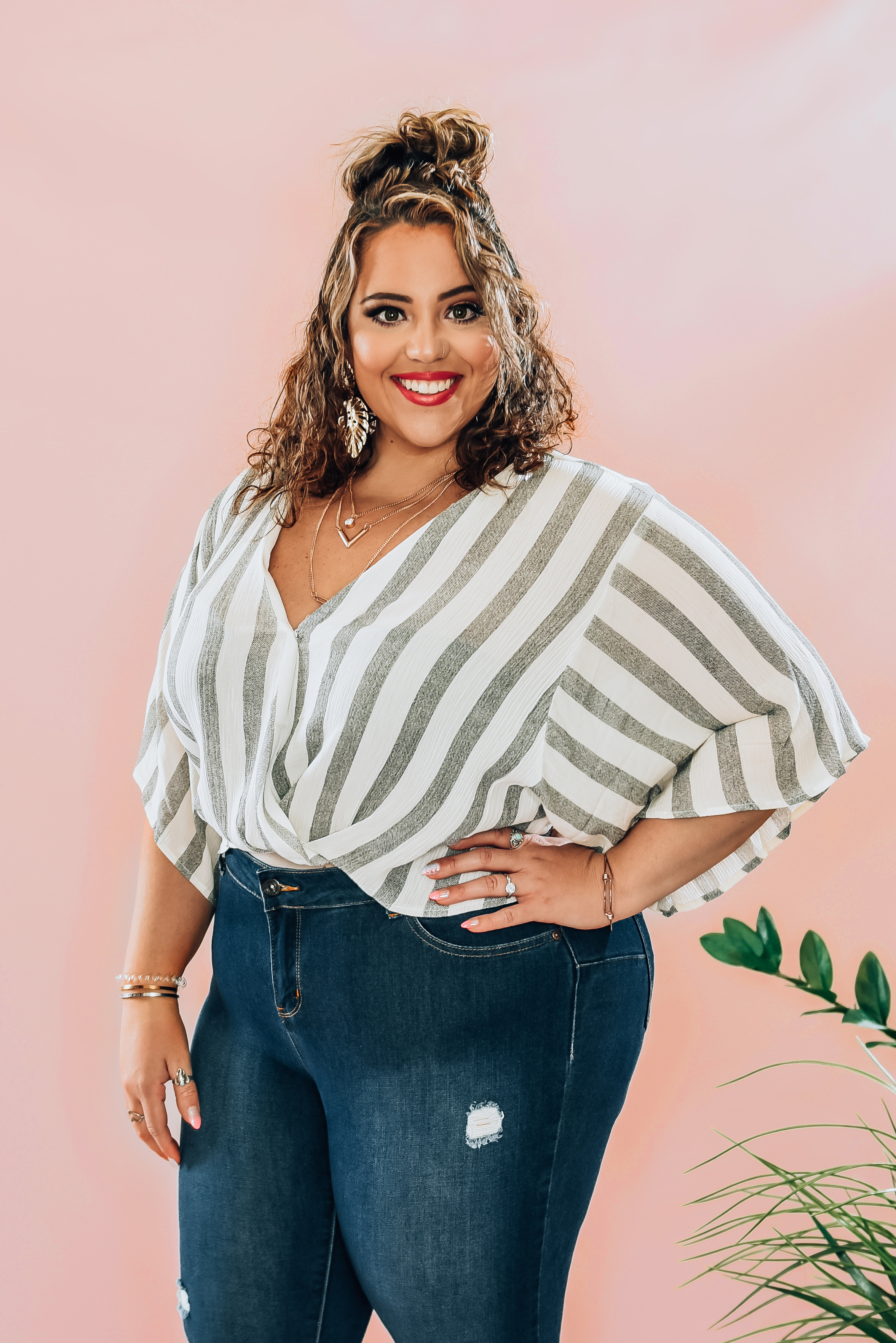 Woven black and white striped top. Shorter in length and flowy. Clasp in front. 100% rayon. . Piper is 5’4, size 0 wearing a Small. Niki is a size 14, wearing size Large.
S 0-6
M 6- 12
L 12-14