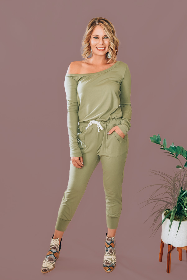 OLIVE, LONG SLEEVE, ASYMMETRICAL OFF THE SHOULDER JUMPER WITH TIE WAIST. TWO COLORS, BLACK AND OLIVE. 95% POLYESTER, 5% SPANDEX. AMANDA IS 5’6”, SIZE 2, WEARING A SMALL. NIKI IS SIZE 14, WEARING AN XLARGE.
S 4-6
M 8-10
L 12-14
XL 14-16