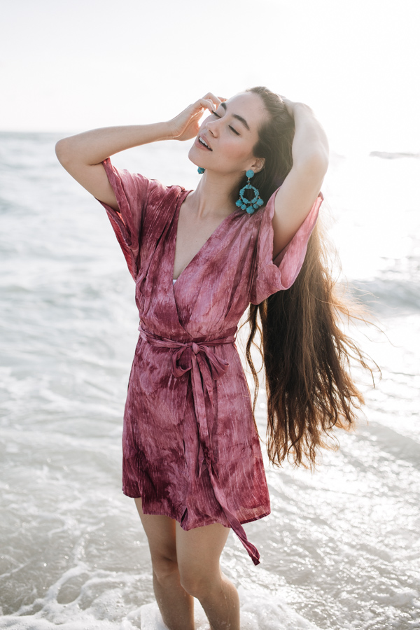 SHORT SLEEVE, TIE-DYE, WRAP DRESS WITH ZIPPER AND LINER.
100% RAYON.
SMALL 0-4
MEDIUM 6-10
LARGE 12-14