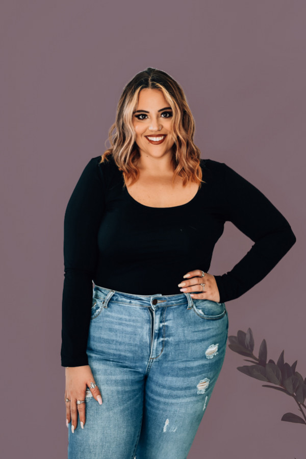 STRETCHY BLACK LONG SLEEVE, SCOOP NECK BODYSUIT. CLASP CLOSURE, FULL COVERAGE BOTTOM. COMES IN BLACK, GREY, TAUPE, EMERALD. 95% COTTON, 5% SPANDEX. STEPHANIE IS 5’1 SIZE 4, WEARING SMALL. NIKI IS SIZE 14, WEARING XL.
XS 0-2
S 4-6
M 8-10
L 10-12
XL 12-14