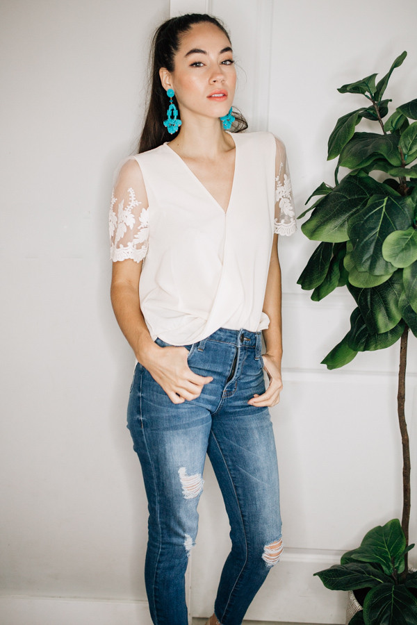 V-NECK WITH LACE DETAILAND CLASP.
ELASTIC ON BOTTOM AND LONGER IN BACK.
COMES IN IVORY OR BLACK.
96% RAYON, 4% SPANDEX.
SMALL 0-2
MEDIUM 4-6
LARGE 8-10
XL 12-14