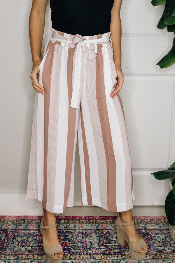 WIDE LEG STRIPED PANTS WITH POCKETS
AND PAPER BAG WAIST AND TIE.
100% POLYESTER.
SMALL 0-4
MEDIUM 6-10
LARGE 12-14