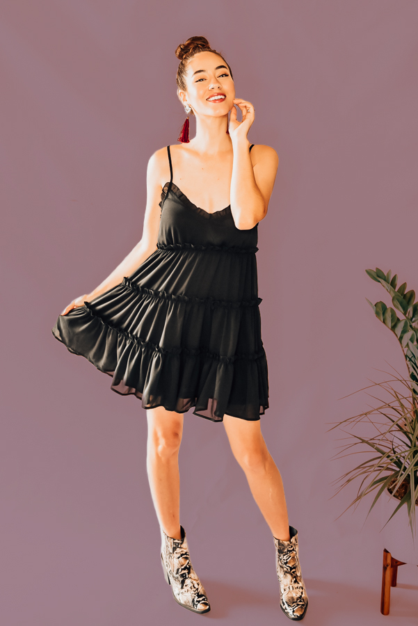 BLACK TIERED BABYDOLL STYLE DRESS. RUFFLE V-NECK, ADJUSTABLE STRAPS, POCKETS, TIE BACK. 100% POLYESTER. PIPER IS 5’4”, SIZE 0, WEARING A SMALL. NIKI IS SIZE 14, WEARING AN XL.
XS 0-2
S 4-6
M 8-10
L 12-14
XL 14-16