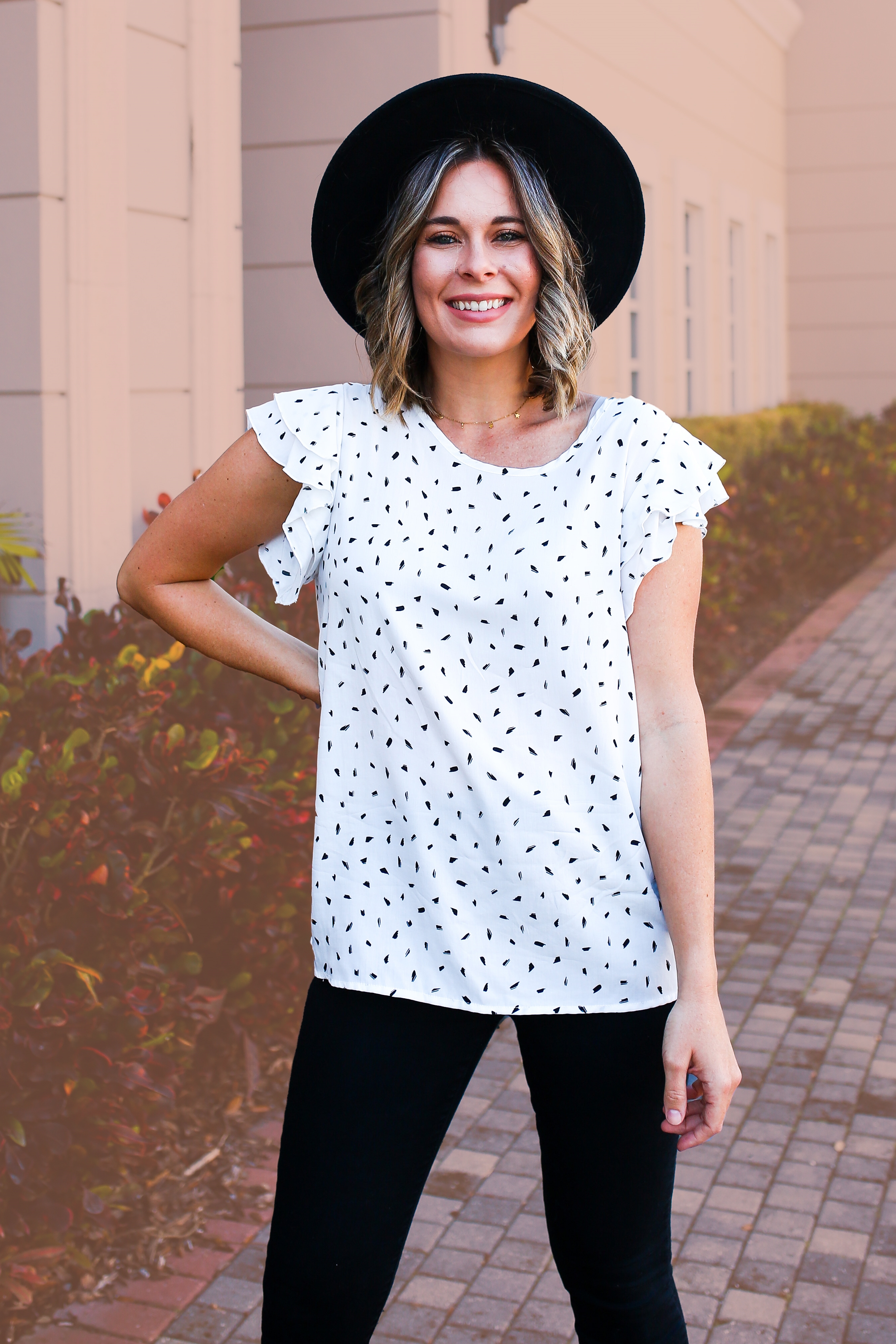 WHITE FLUTTER SLEEVE TOP WITH BLACK PATTERN. LOOSER FIT THROUGHOUT. MATERIAL IS NOT STRETCHY. 100% RAYON. AMANDA IS 5’7 SIZE 2 WEARING SMALL. GABBY IS A SIZE 12 WEARING XLARGE.
S 0-4
M 4-8
L 8-12
XL 12-16